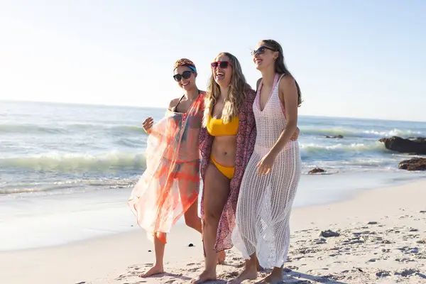 Tři Mladé Ženy Užívají Slunečný Den Pláži Jsou Oblečeni Koupání — Stock fotografie