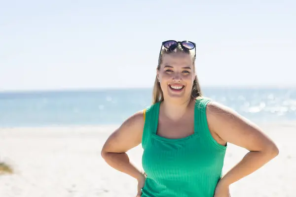 Young Size Caucasian Woman Stands Sunny Beach Copy Space Her — Stock Photo, Image