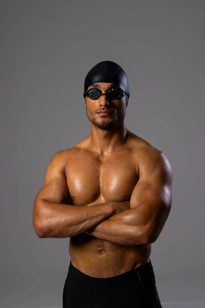 Atlético Nadador Birracial Masculino Posa Confiadamente Traje Baño Gorra Natación —  Fotos de Stock