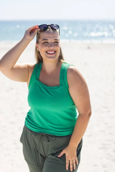 Young Size Caucasian Woman Enjoys Sunny Day Beach Her Smile — Stock Photo, Image