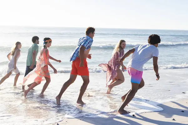 Diverse Group Friends Enjoy Beach Day Together Laughter Fills Air — Stock Photo, Image