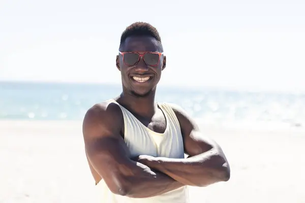 Hombre Afroamericano Sonríe Playa Postura Relajada Sonrisa Brillante Transmiten Día —  Fotos de Stock