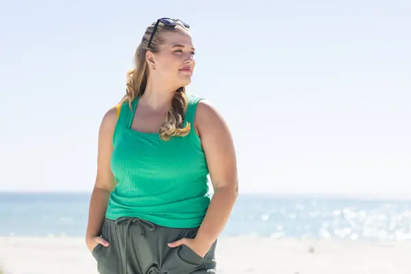 Young Size Caucasian Woman Stands Confidently Beach Copy Space She — Stock Photo, Image