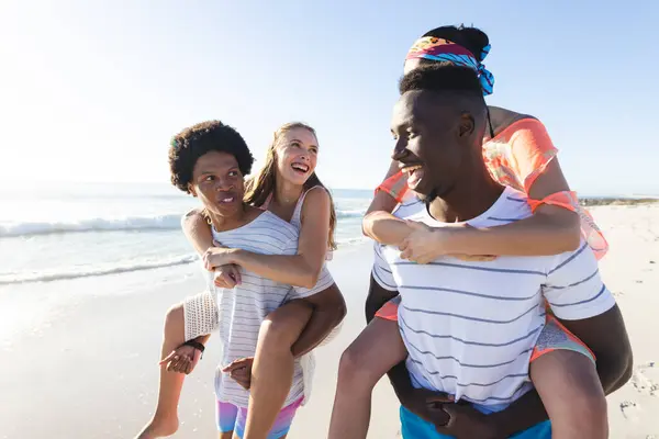Diverse Friends Enjoy Playful Day Beach Laughter Fills Air Share — Stock Photo, Image