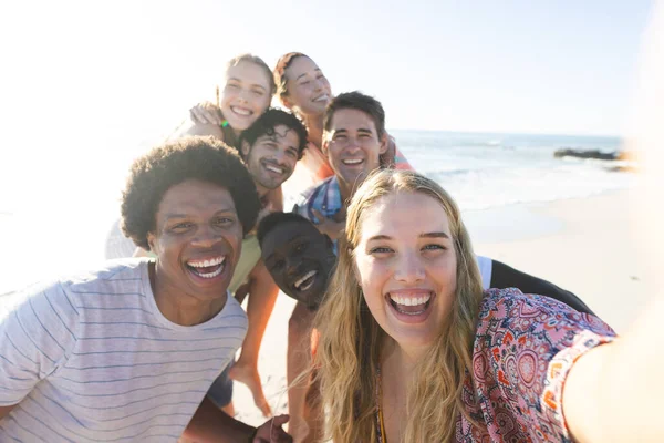Çeşitli Arkadaşlar Güneşli Bir Sahilde Selfie Çekerken Gülümserler Grubun Mutluluğu — Stok fotoğraf