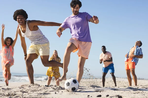 Diversos Amigos Disfrutan Animado Juego Fútbol Playa Entorno Aire Libre —  Fotos de Stock