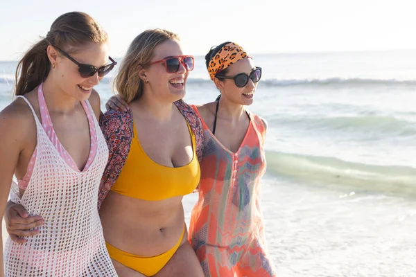Three Young Caucasian Women Enjoy Sunny Beach Day Copy Space — Stock Photo, Image