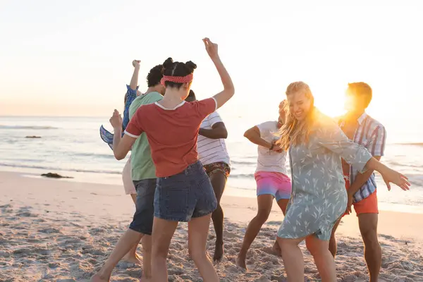Farklı Arkadaş Grupları Gün Batımında Sahilde Dans Eder Kahkaha Neşe — Stok fotoğraf