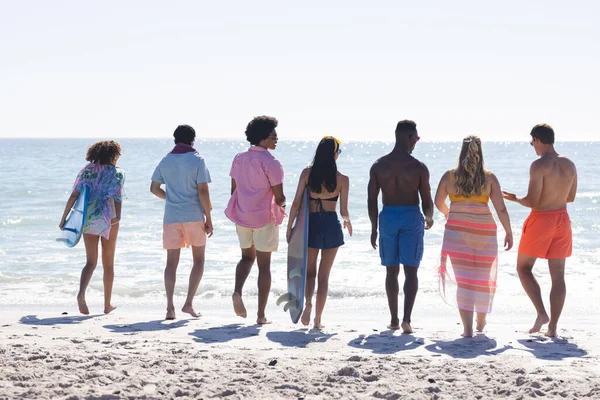 Grupo Diverso Amigos Disfruta Día Playa Creando Una Vibrante Escena —  Fotos de Stock
