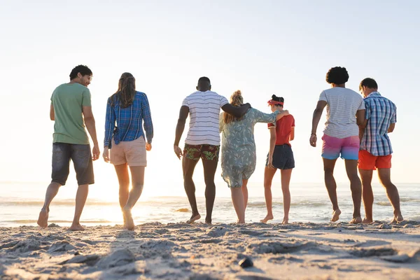 Çeşitli Arkadaş Grupları Plaj Günbatımının Tadını Çıkarırlar Kıyı Boyunca Yürüyüp — Stok fotoğraf