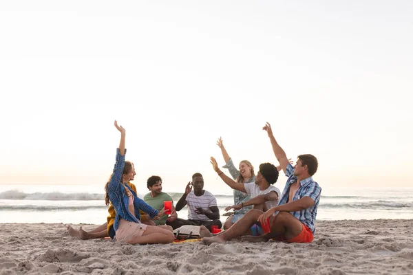 Çeşitli Arkadaş Grupları Plaj Günbatımının Fotokopi Alanı Olan Bir Partinin — Stok fotoğraf