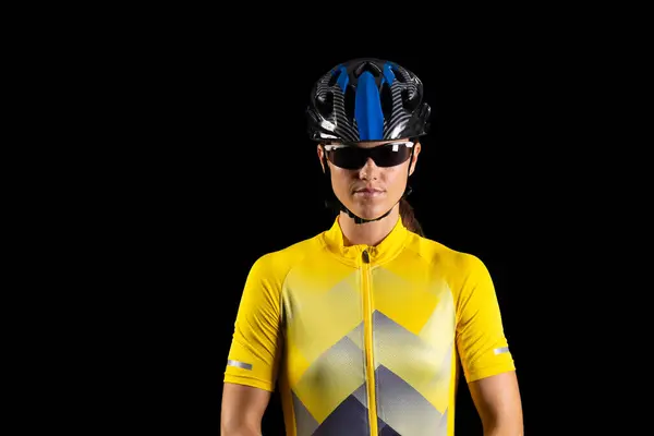 Ciclista Profissional Camisola Amarela Posa Com Confiança Com Espaço Cópia — Fotografia de Stock