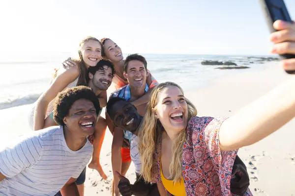 Różnorodna Grupa Przyjaciół Robi Sobie Selfie Plaży Uśmiechnięte Twarze Uchwyciły — Zdjęcie stockowe