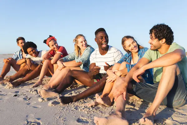Diverso Grupo Amigos Disfrutando Día Playa Grupo Comparte Risas Historias —  Fotos de Stock