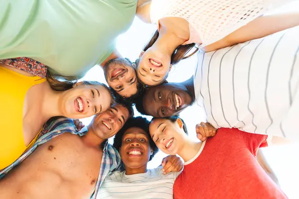 Diversos Grupos Amigos Reúnen Aire Libre Rostros Sonrientes Crean Círculo —  Fotos de Stock