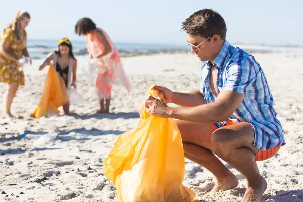 Grupo Diverso Amigos Participan Una Limpieza Playa Recogiendo Basura Estos —  Fotos de Stock