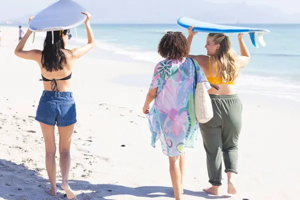 Tres Amigos Dirigen Playa Para Día Sol Surf Atuendo Casual —  Fotos de Stock