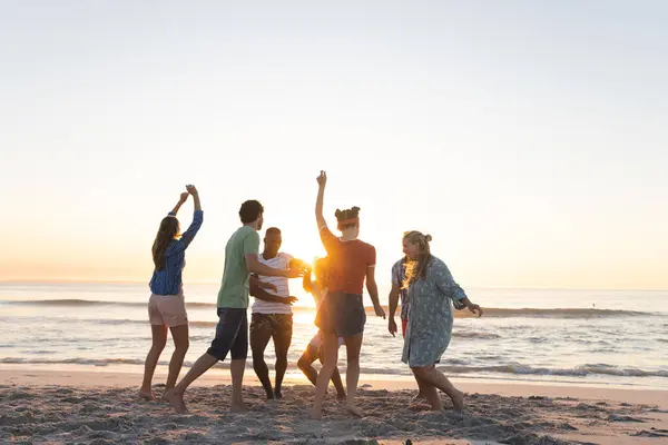 Diversos Grupos Amigos Disfrutan Una Puesta Sol Playa Grupo Crea —  Fotos de Stock