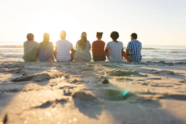 Diverse Group Friends Sitting Beach Copy Space Enjoy Serene Sunset — Stock Photo, Image