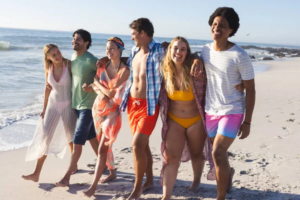 Diverso Grupo Amigos Desfrutando Dia Praia Eles Encarnam Alegria Juventude — Fotografia de Stock