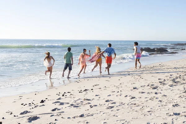 Diversos Grupos Amigos Disfrutan Día Playa Con Espacio Para Copiar —  Fotos de Stock
