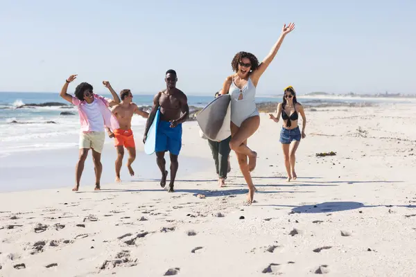 Diversos Amigos Disfrutan Día Playa Risa Alegría Llenan Aire Mientras —  Fotos de Stock