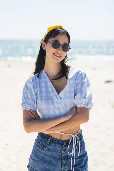 Νεαρή Σημαιοφόρος Γυναίκα Στέκεται Αυτοπεποίθηση Μια Ηλιόλουστη Παραλία Casual Ενδυμασία — Φωτογραφία Αρχείου