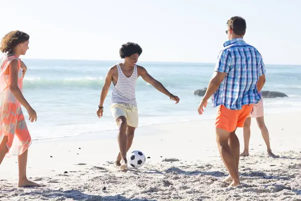 Diversos Amigos Juegan Fútbol Playa Disfrutando Del Sol Arena Entorno —  Fotos de Stock