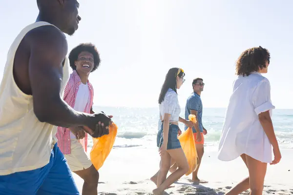 Diversos Grupos Amigos Disfrutan Día Playa Recogiendo Basura Risa Trabajo —  Fotos de Stock