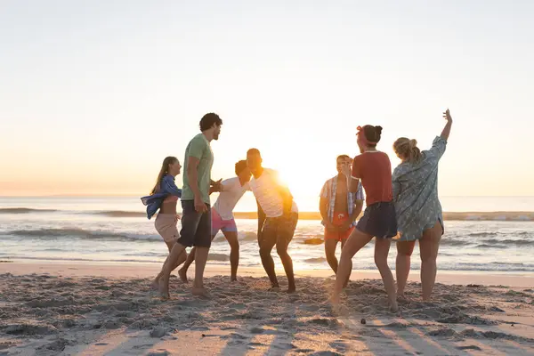 Diversos Grupos Amigos Disfrutan Una Excursión Playa Atardecer Risa Llena — Foto de Stock