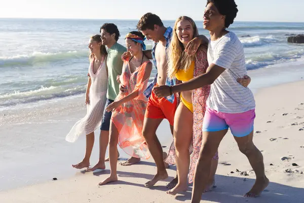 Diversos Grupos Amigos Disfrutan Día Playa Juntos Caminan Largo Orilla — Foto de Stock