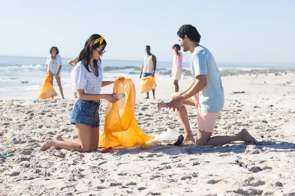Genç Melez Kadın Erkek Bir Plajı Temizliyor Çöp Topluyor Bunlar — Stok fotoğraf