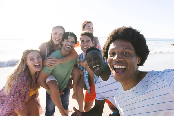 Diverso Grupo Amigos Tomando Una Selfie Playa Diverso Grupo Disfruta —  Fotos de Stock