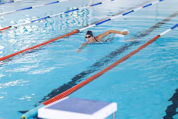 Caucasian Female Athlete Swimmer Swims Pool Showcasing Her Athletic Form — Stock Photo, Image