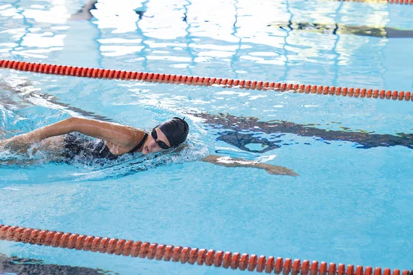 屋内プールでスイミング 競技者は競技施設で競技水泳技術を示しています — ストック写真