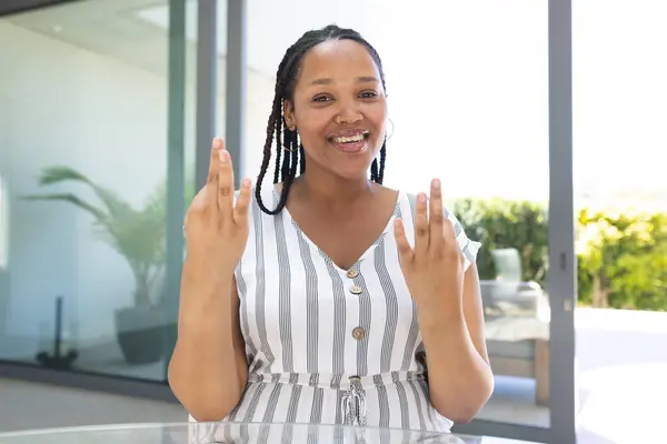 Młoda Dwurasowa Kobieta Gestykuluje Rękami Biurze Podczas Rozmowy Wideo Jej — Zdjęcie stockowe