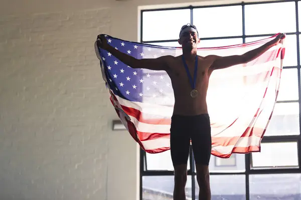 Joven Atleta Birracial Nadador Celebra Una Victoria Con Espacio Copia — Foto de Stock