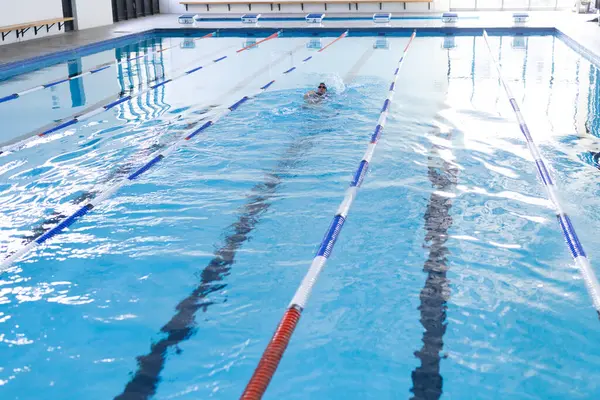 Osoba Cvičí Plavání Čistém Vnitřním Bazénu Kopírovacím Prostorem Klidné Děliče — Stock fotografie