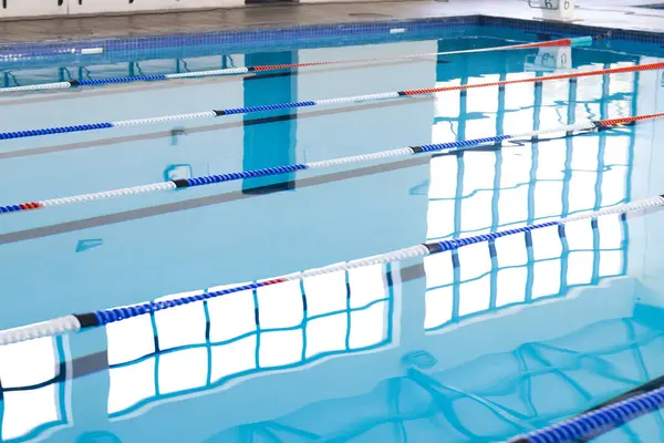 Lege Banen Een Rustig Overdekt Zwembad Wachten Zwemmers Kalme Water — Stockfoto