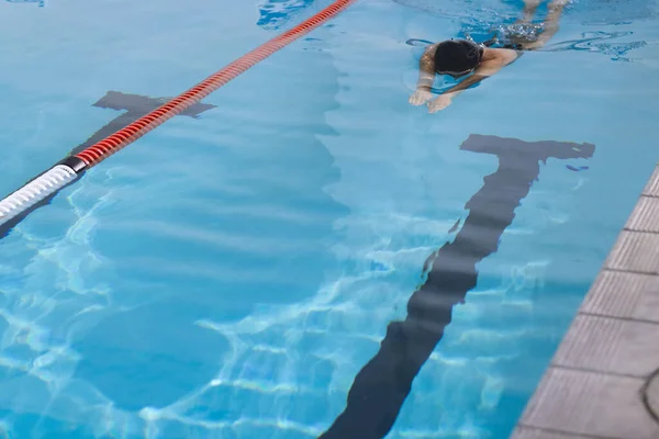 Bir Yüzücü Havuzda Fotokopi Alanı Ile Pratik Yapar Temiz Şerit — Stok fotoğraf