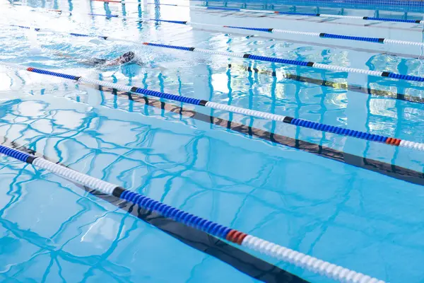 Fotokopi Alanı Olan Bir Havuz Yarışmasında Yüzücü Açık Mavi Şerit — Stok fotoğraf