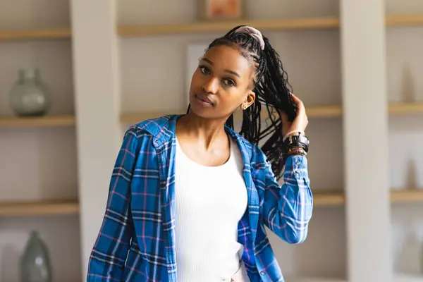 Молодая Афроамериканка Уверенно Позирует Заплетая Косички Носит Голубую Клетчатую Рубашку — стоковое фото