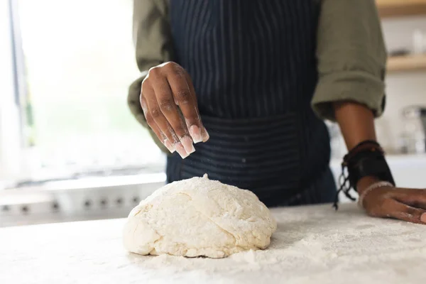 Młoda Afroamerykanka Posypuje Mąką Ciasto Blacie Kuchennym Przestrzenią Kopiowania Nosi — Zdjęcie stockowe