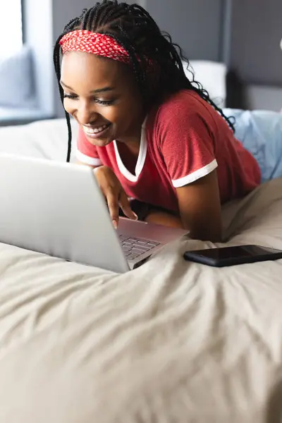 Mladá Afroameričanka Používá Notebook Posteli Usmívá Nosí Červenou Čelenku Spletené — Stock fotografie
