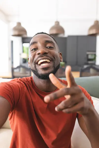 Den Afroamerikanske Mannen Röd Skjorta Ler Och Visar Fredstecken Videosamtal — Stockfoto