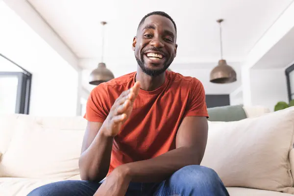 Afroamerikaner Roten Hemd Lächeln Und Klatschen Bei Einem Videoanruf Wirkt — Stockfoto