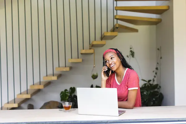 Ung Afroamerikansk Kvinna Chattar Telefon Laptop Öppen Framför Henne Med — Stockfoto