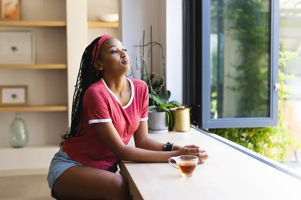 Eine Junge Afroamerikanerin Blickt Aus Einem Fenster Eine Tasse Tee — Stockfoto
