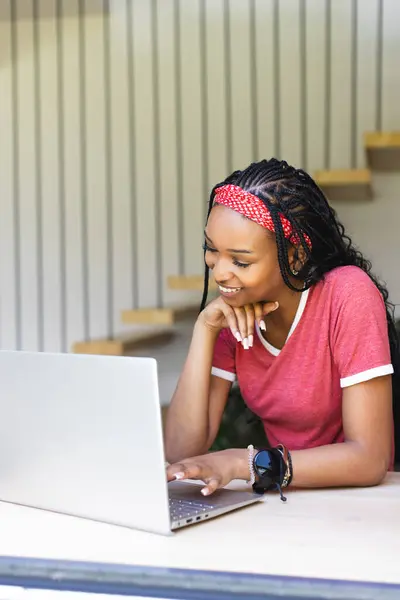 Молодая Афроамериканка Улыбается Используя Ноутбук Копировальным Пространством Носит Красную Повязку — стоковое фото