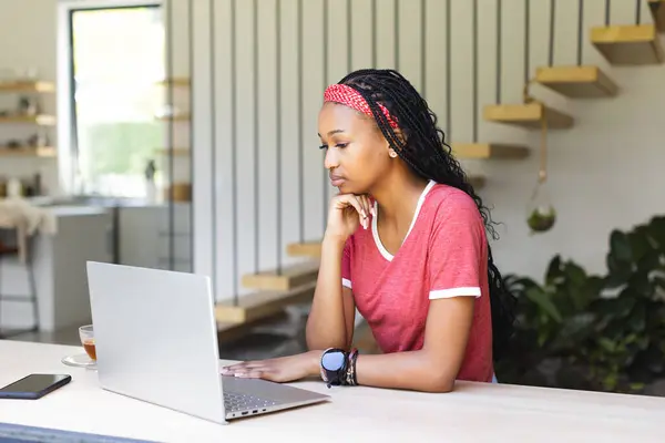 Eine Junge Afroamerikanerin Konzentriert Sich Intensiv Auf Ihren Laptop Bildschirm — Stockfoto
